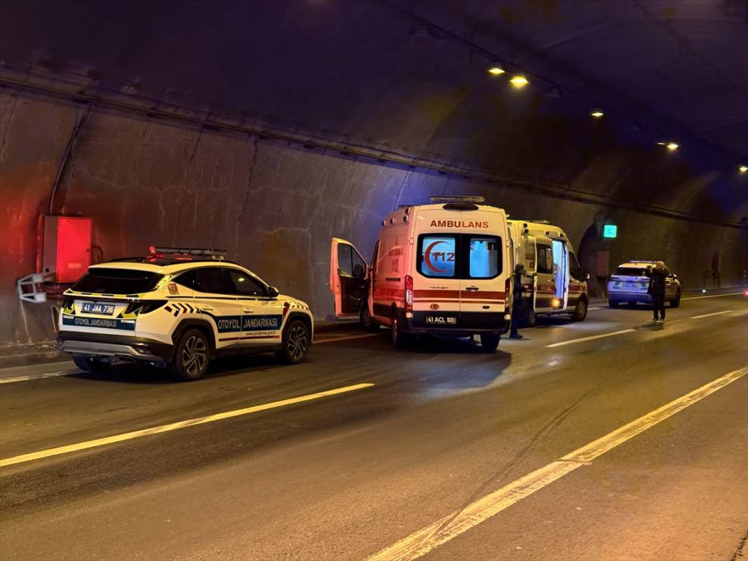 Tünelde 2’si otobüs, 1’i TIR 3 araç birbirine girdi! Yaralılar var 4